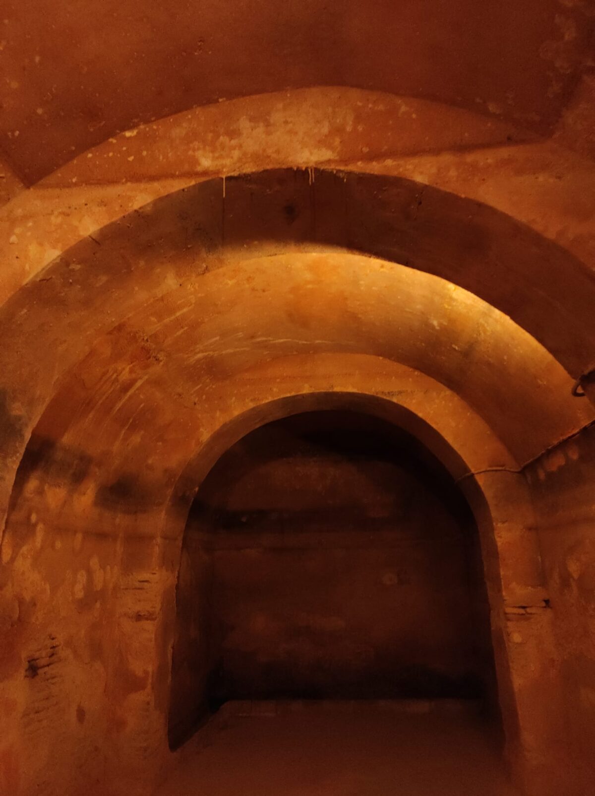 Recorrido interior entre nichos y arcos